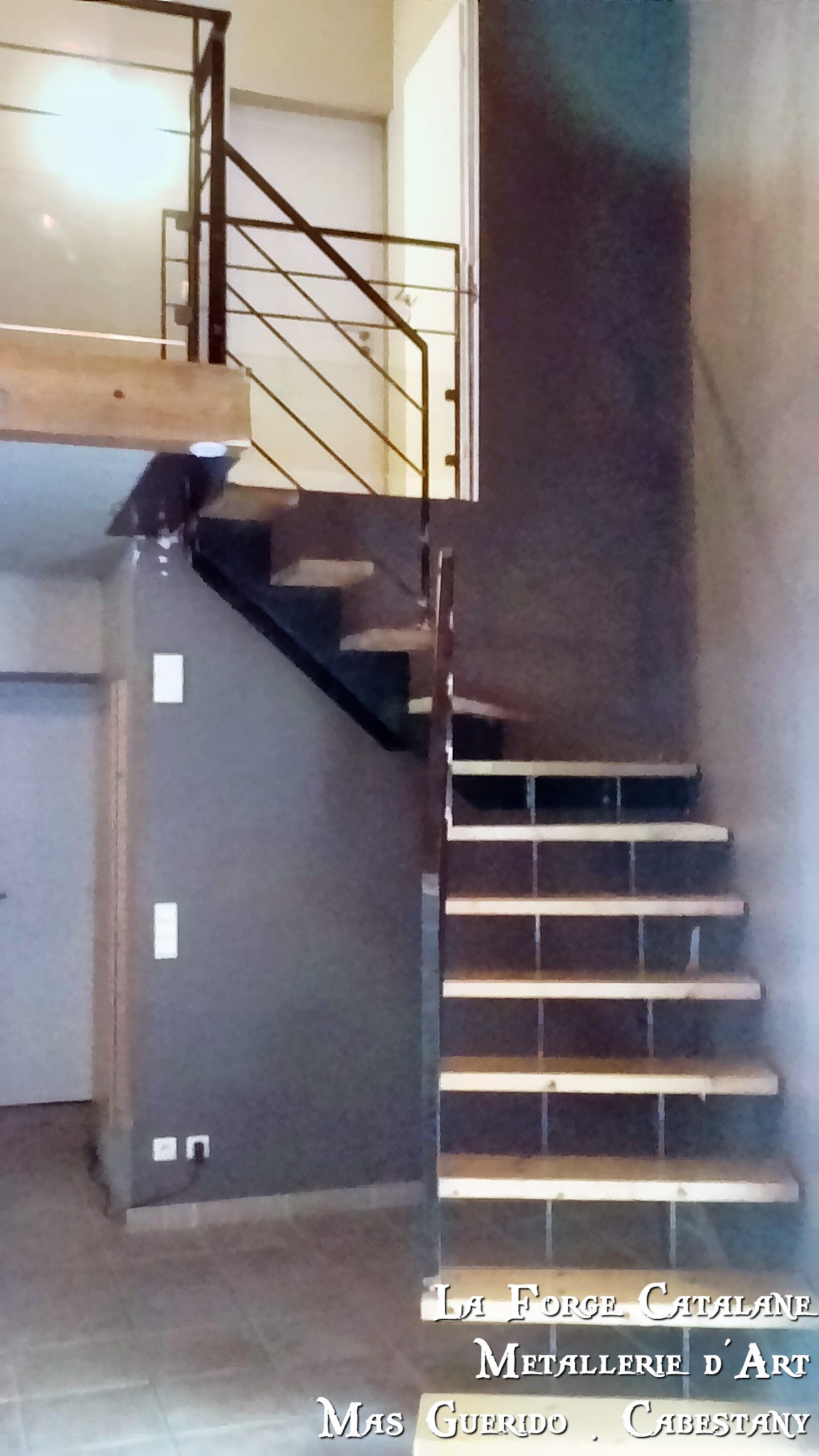 Escalier limons cremaillere decoupe laser marches bois en pin forge catalane.jpg